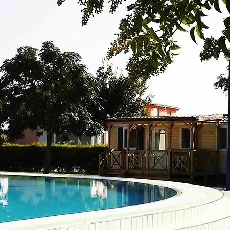 Mobile Homes Peros 3* זאטון