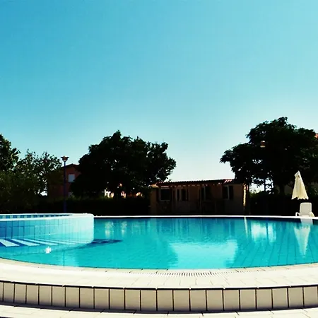 佩鲁斯活动公寓 3*