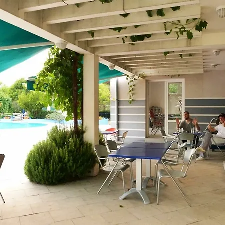 Mobile Homes Peros 3* זאטון