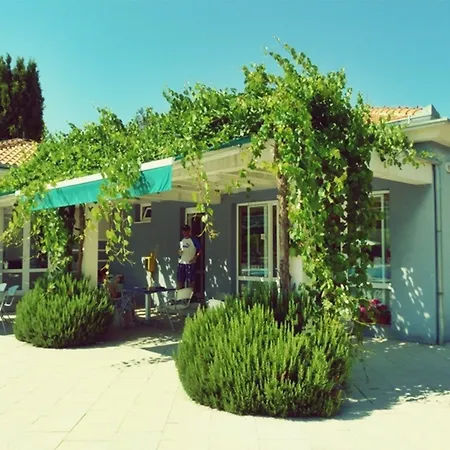 Отель Mobile Homes Peros 3*